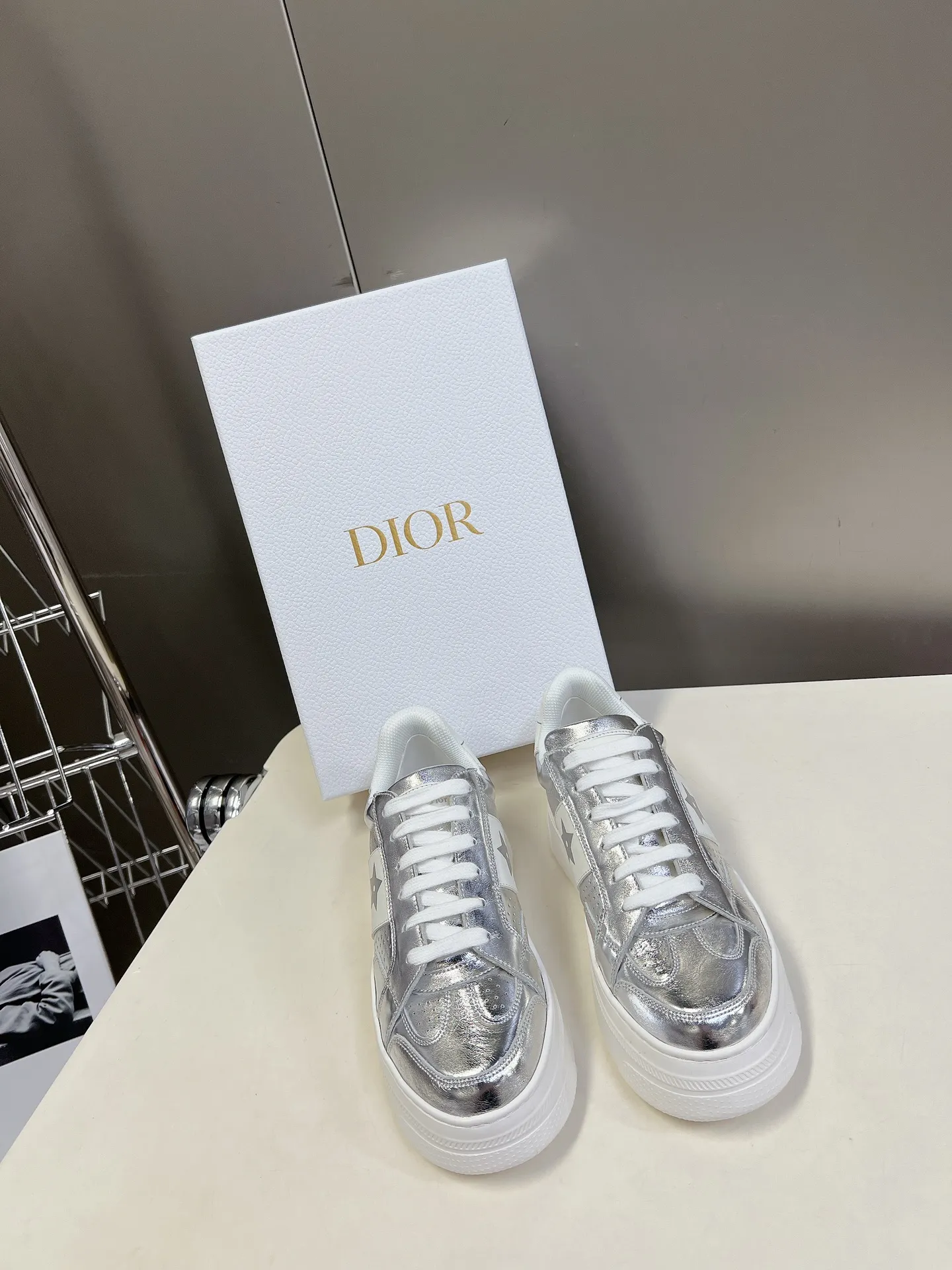 👟👟Ex-factory price 640👟👟 Dior's new platform shoes thick-soled casual shoes. Purchased and developed from Taikoo Hui RMB 16,400. These Dior Star sneakers continue the timeless silhouette and are carefully made of cow leather, so they are particularly comfortable on the feet. They are decorated with tonal suede panels and metal stars to decorate the lace eyelets to enhance the style. The lightweight style is matched with the "Christian Dior" logo thin sole, suitable for all seasons, and can be matched with all kinds of casual looks to add a finishing touch. Classic and super durable. The upper is stitched with cowhide. The original IP outsole height is 4CM. Size: 35-41. A full set of counter synchronized gift boxes 💝 packaging